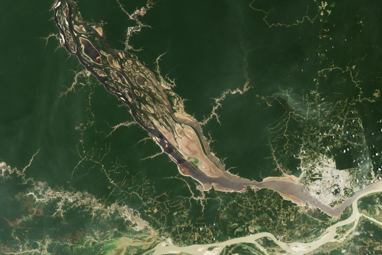Imagen satelital del Río Negro (Brasil) tomada el 3 de octubre de 2023. NASA.